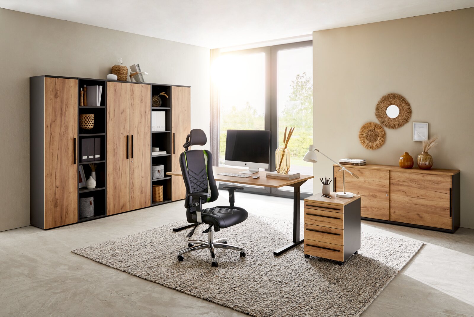 Moderne archiefkast van 50 cm breed in een stijlvol kantoor, gezien vanaf de voorkant. De kast heeft een houtlook met zwarte accenten en biedt veel opbergruimte voor ordners en decoraties.
