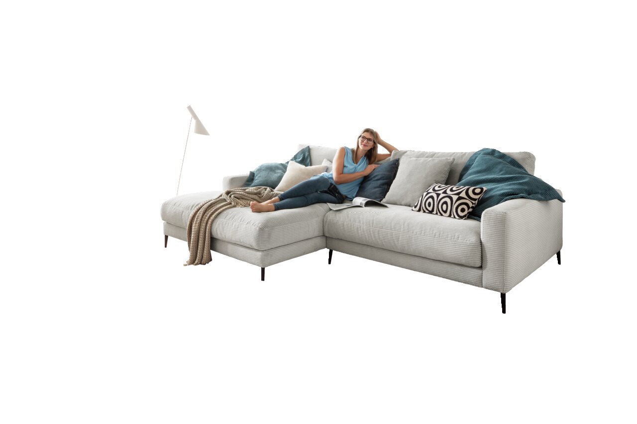 Pure Home Lifestyle Longchairkombination DELIA Gemütliche Longchairkombination in einem modernen Wohnzimmer mit Panoramablick auf den Sonnenuntergang. Perspektive von vorne.