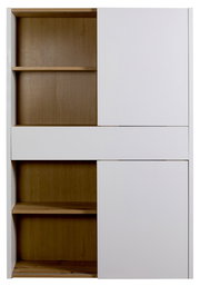 Frontale Ansicht eines modernen Aktenregals mit offenen und geschlossenen Fächern in Holzoptik und weißen Türen.