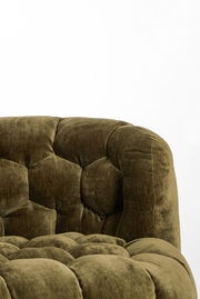 Nahaufnahme einer olivgrünen Couch mit gepolstertem, gestepptem Design, seitliche Perspektive