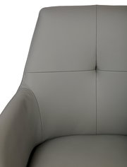 Nahaufnahme eines grauen Barhockers mit gepolsterter Rückenlehne und feinen Nähten, Vorderansicht.