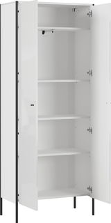 Weißer Garderobenschrank mit offenen Türen, mehrere Regalböden sichtbar, Perspektive von vorne.