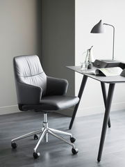 Moderner schwarzer Drehstuhl mit Armlehnen und verchromtem Fußkreuz, seitliche Perspektive.