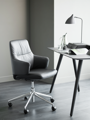 Moderner schwarzer Drehstuhl mit Armlehnen und verchromtem Fußkreuz, seitliche Perspektive.