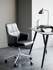 Moderner schwarzer Drehstuhl mit Armlehnen und verchromtem Fußkreuz, seitliche Perspektive.