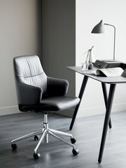 Moderner schwarzer Drehstuhl mit Armlehnen und verchromtem Fußkreuz, seitliche Perspektive.