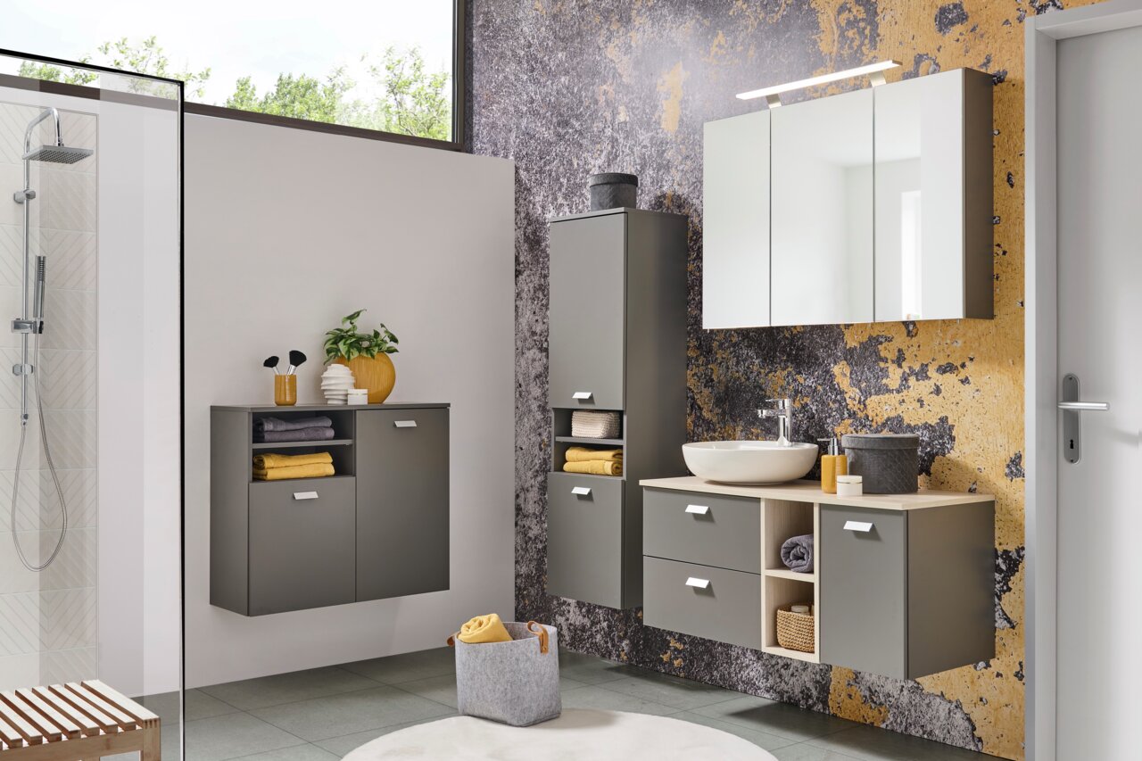 Stylife Spiegelkast MONA Moderner Spiegelschrank in einem stilvollen Badezimmer, frontal betrachtet, mit grauen Schränken und gelben Akzenten.