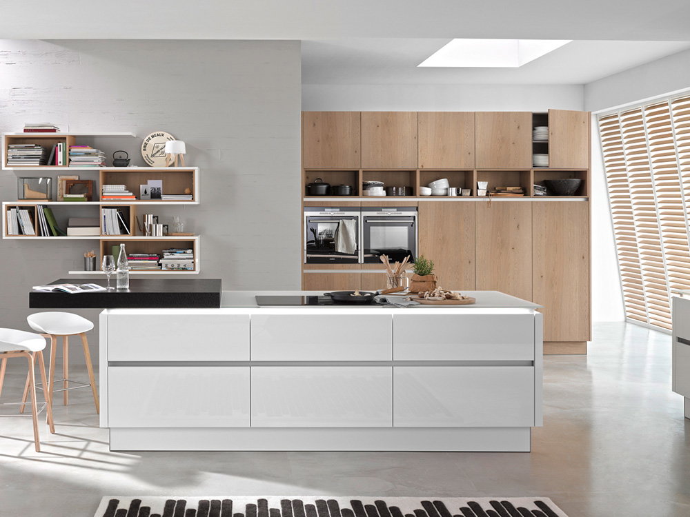 Moderne Küche mit einer eleganten weißen Insel, Eichenschränken und offenen Regalen