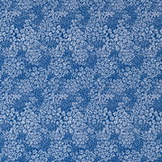 Blau-weißes Allover-Muster mit kleinen Blumen und Punkten, flächig von oben in Draufsicht aufgenommen.