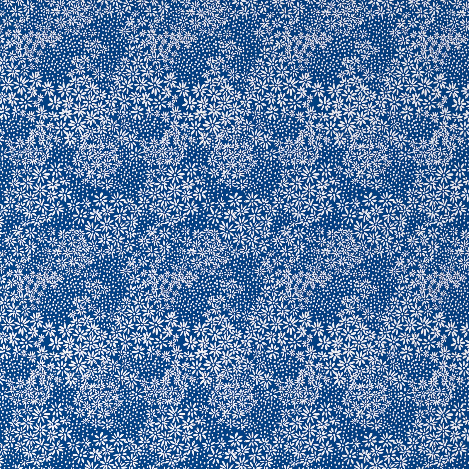 Blau-weißes Allover-Muster mit kleinen Blumen und Punkten, flächig von oben in Draufsicht aufgenommen.