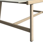 Nahaufnahme eines Garten-Esstisches aus Holz mit Blick auf die Tischbeine und die Tischkante.