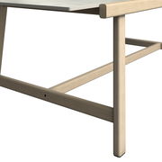 Nahaufnahme eines Garten-Esstisches aus Holz mit Blick auf die Tischbeine und die Tischkante.