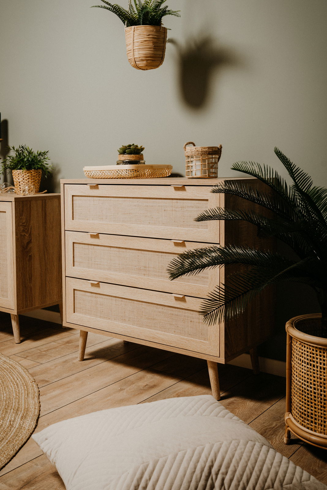 Z2 Sideboard DENPASAR Holz-Sideboard mit drei Schubladen, dekoriert mit Pflanzen, aus seitlicher Perspektive fotografiert.