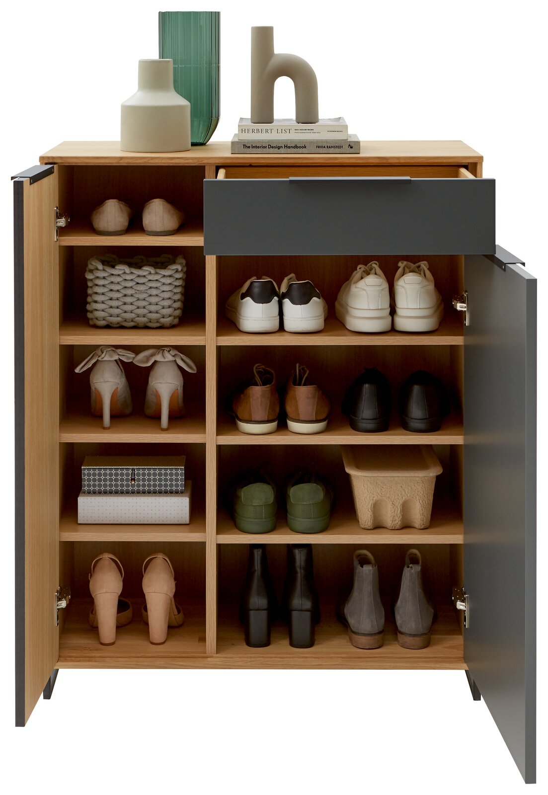 Schuhschrank aus Holz mit offenen Türen, gefüllt mit verschiedenen Schuhen und dekorativen Gegenständen auf der Oberseite, frontal betrachtet.