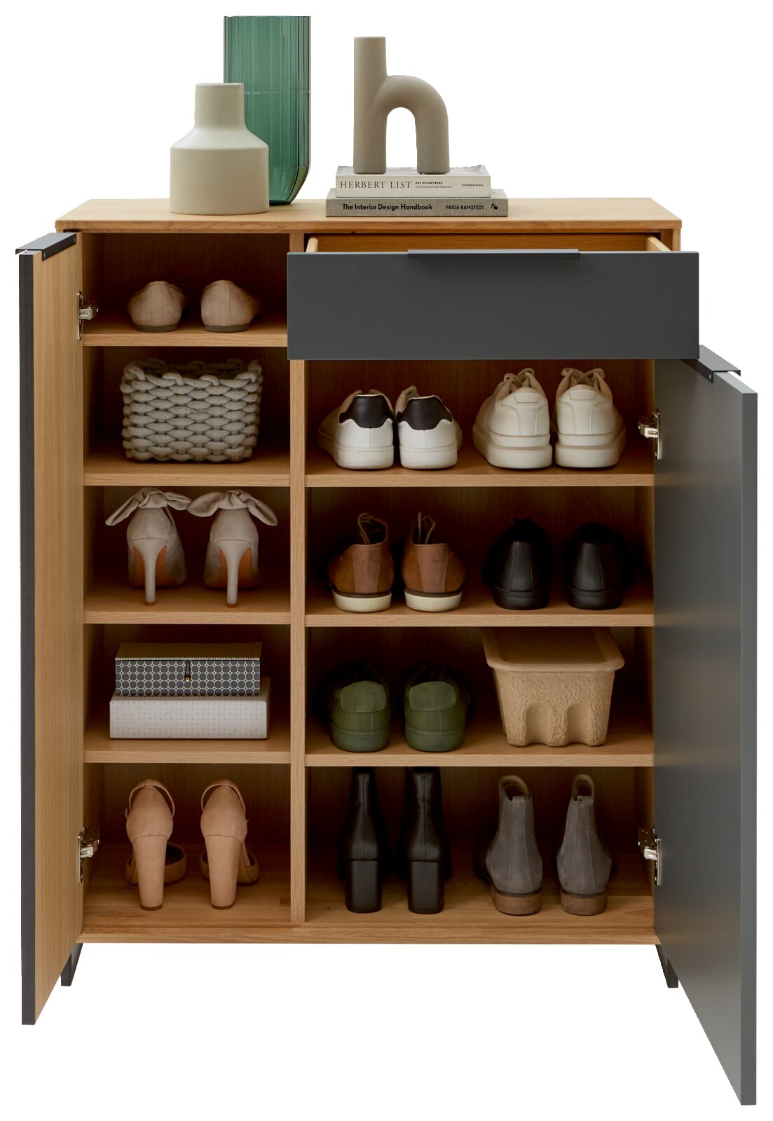 Houten schoenenkast met open deuren, gevuld met diverse schoenen en decoratieve voorwerpen op de bovenkant, gezien vanaf de voorkant.