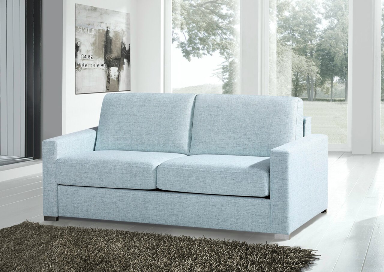 Helles Verwandlungssofa in einem modernen Wohnzimmer, seitliche Perspektive