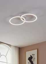 Moderne Deckenleuchte AMANDOLO mit zwei ineinander verschlungenen LED-Ringen, von unten betrachtet.