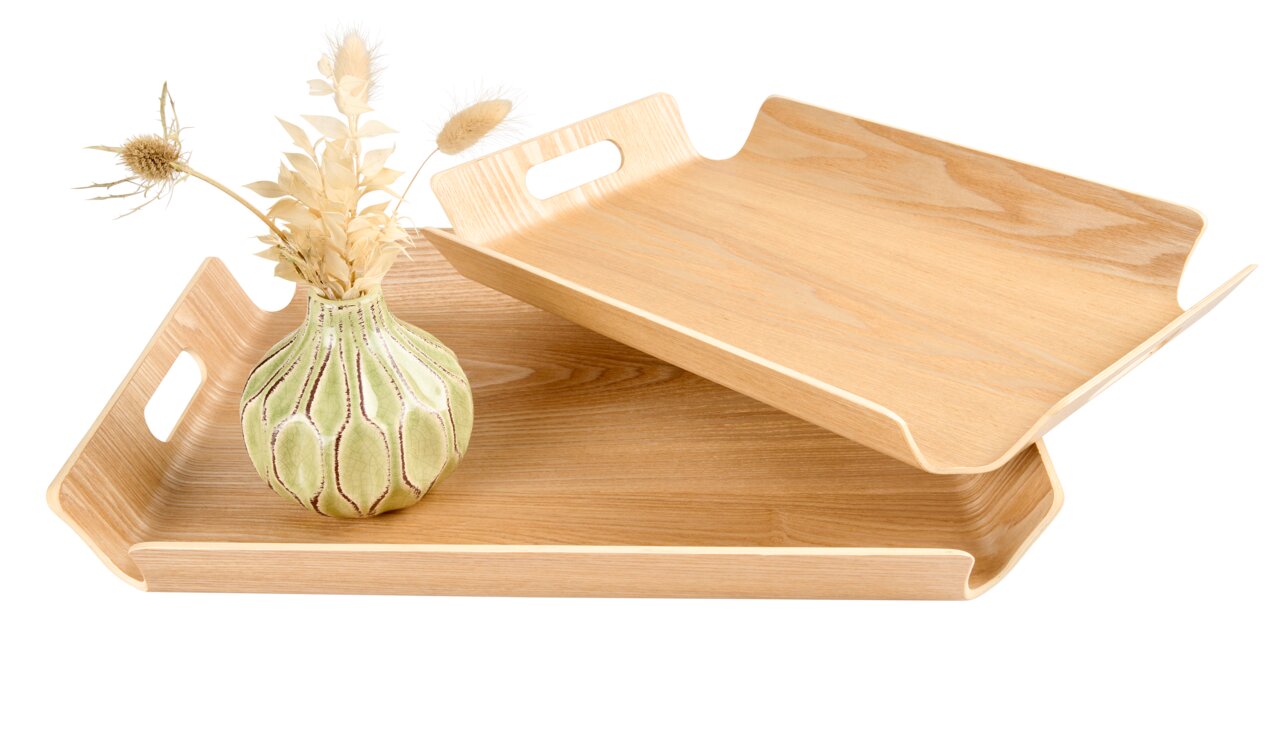 Zwei hölzerne Tabletts, eines auf dem anderen gestapelt, mit einem dekorativen grünen Keramikvase und getrockneten Blumen, aus einer leicht erhöhten Perspektive betrachtet.