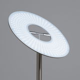 Moderne LED-Stehleuchte MONTI mit kreisförmigem, leuchtendem Schirm, seitliche Perspektive