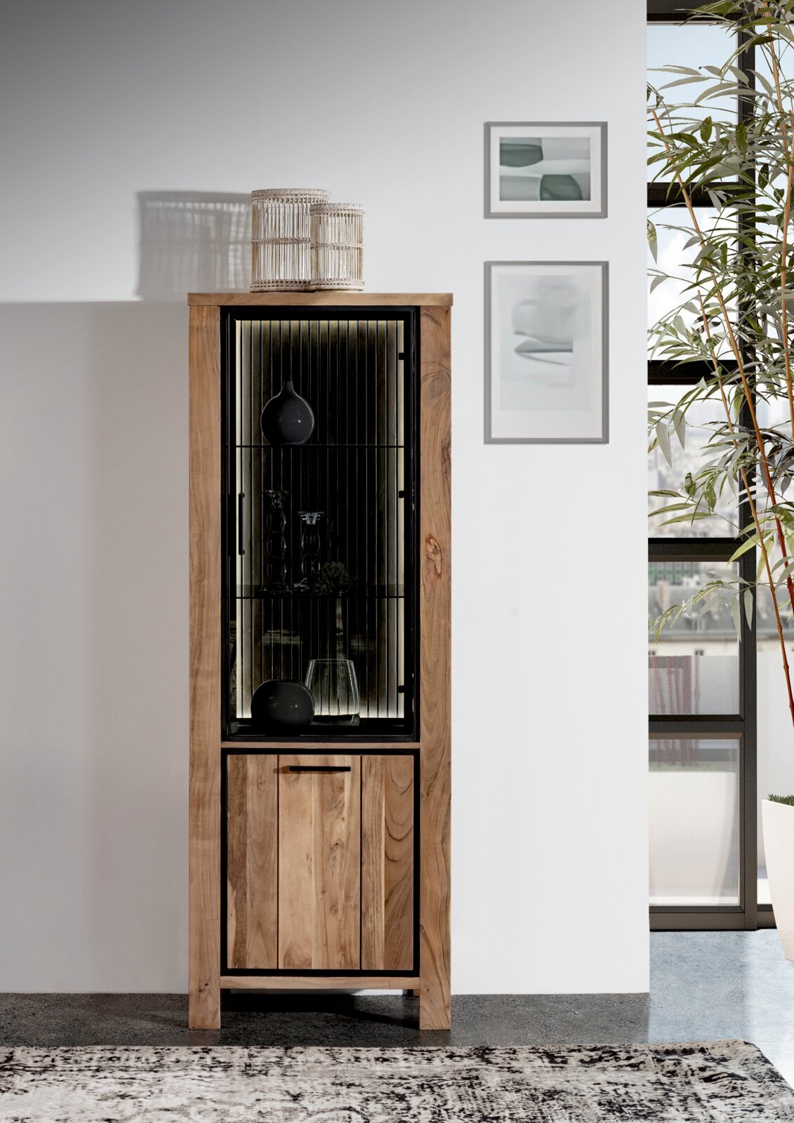 Vitrine aus Holz mit Glastür, dekoriert mit Vasen und Gläsern, frontal fotografiert.