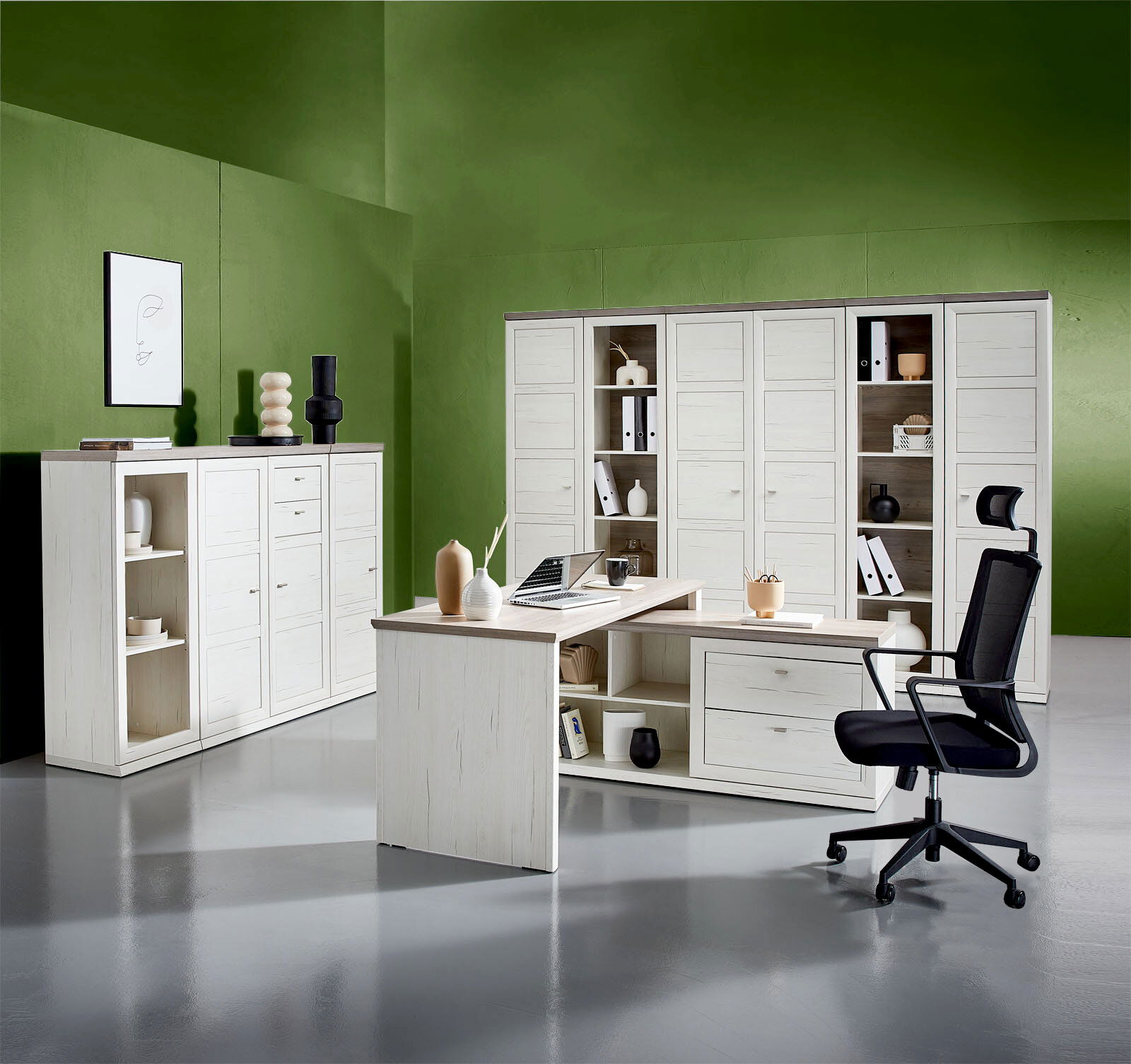 Moderne Büromöbelkombination mit weißem Eckschreibtisch, Drehstuhl und mehreren Aktenschränken in einem stilvollen Raum mit grüner Wand. Perspektive: Frontalansicht.
