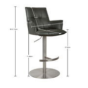 Schwarzer, höhenverstellbarer Barhocker mit gepolsterter Rückenlehne und Armlehnen, Metall-Säule mit Fußstütze und runder Bodenplatte, mit Maßangaben, Ansicht schräg von vorne.