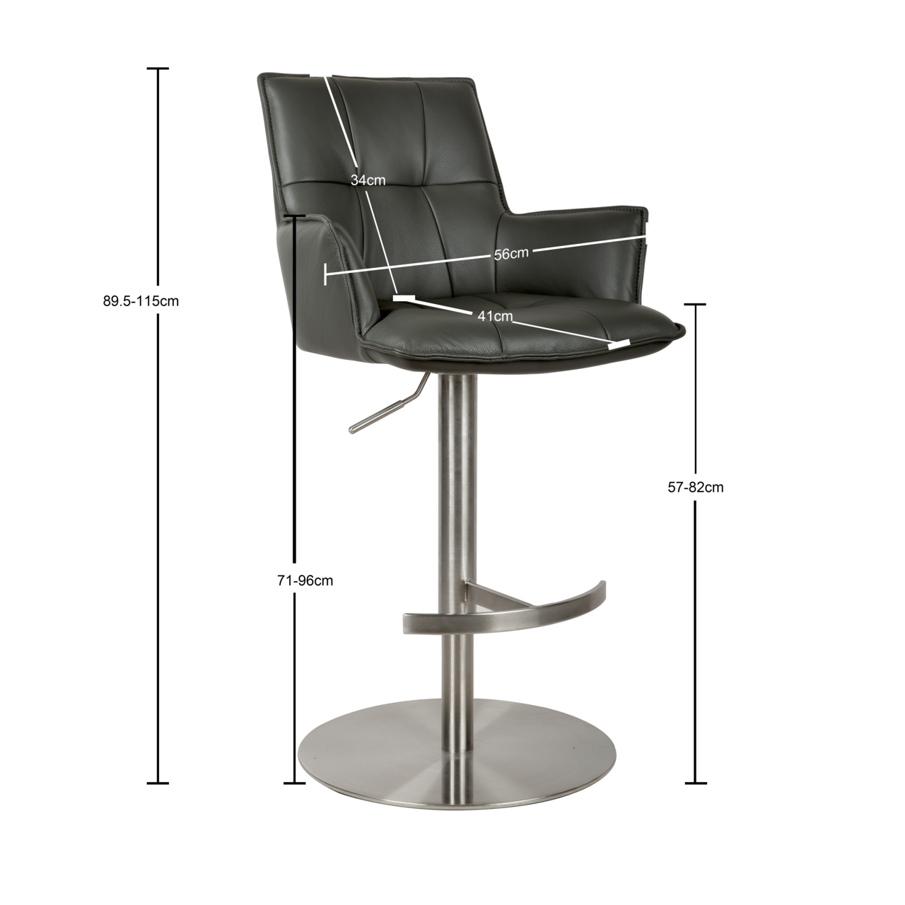 Schwarzer, höhenverstellbarer Barhocker mit gepolsterter Rückenlehne und Armlehnen, Metall-Säule mit Fußstütze und runder Bodenplatte, mit Maßangaben, Ansicht schräg von vorne.