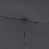 Nahaufnahme der schwarzen Lederpolsterung eines Relaxsessels