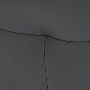 Nahaufnahme der schwarzen Lederpolsterung eines Relaxsessels