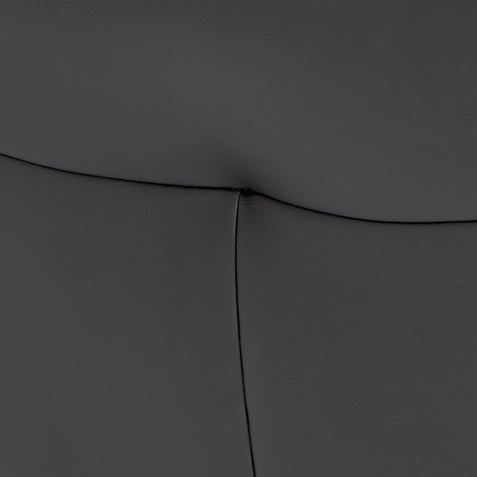 Nahaufnahme der schwarzen Lederpolsterung eines Relaxsessels