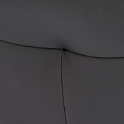 Nahaufnahme der schwarzen Lederpolsterung eines Relaxsessels