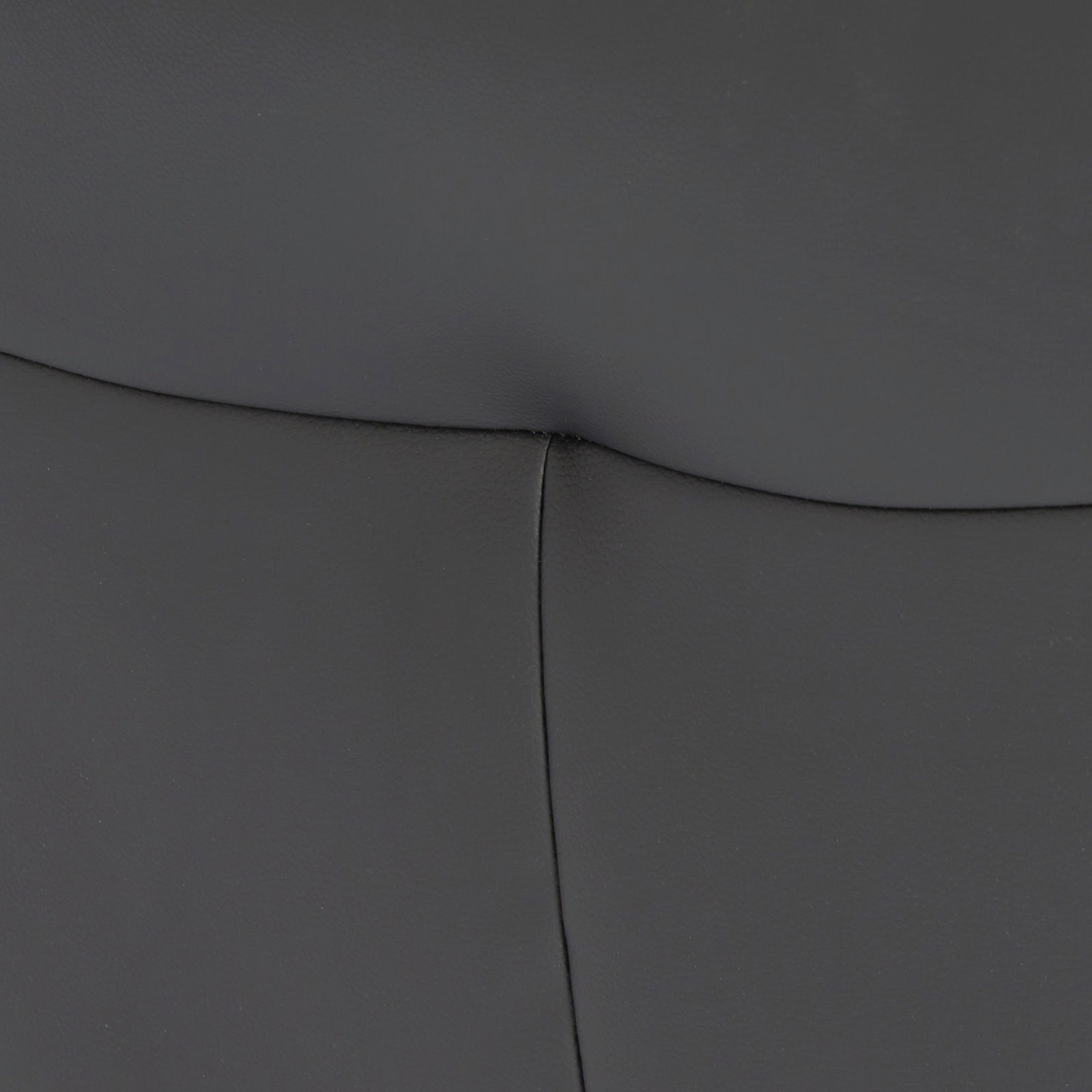 Nahaufnahme der schwarzen Lederpolsterung eines Relaxsessels