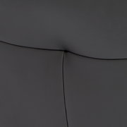 Nahaufnahme der schwarzen Lederpolsterung eines Relaxsessels
