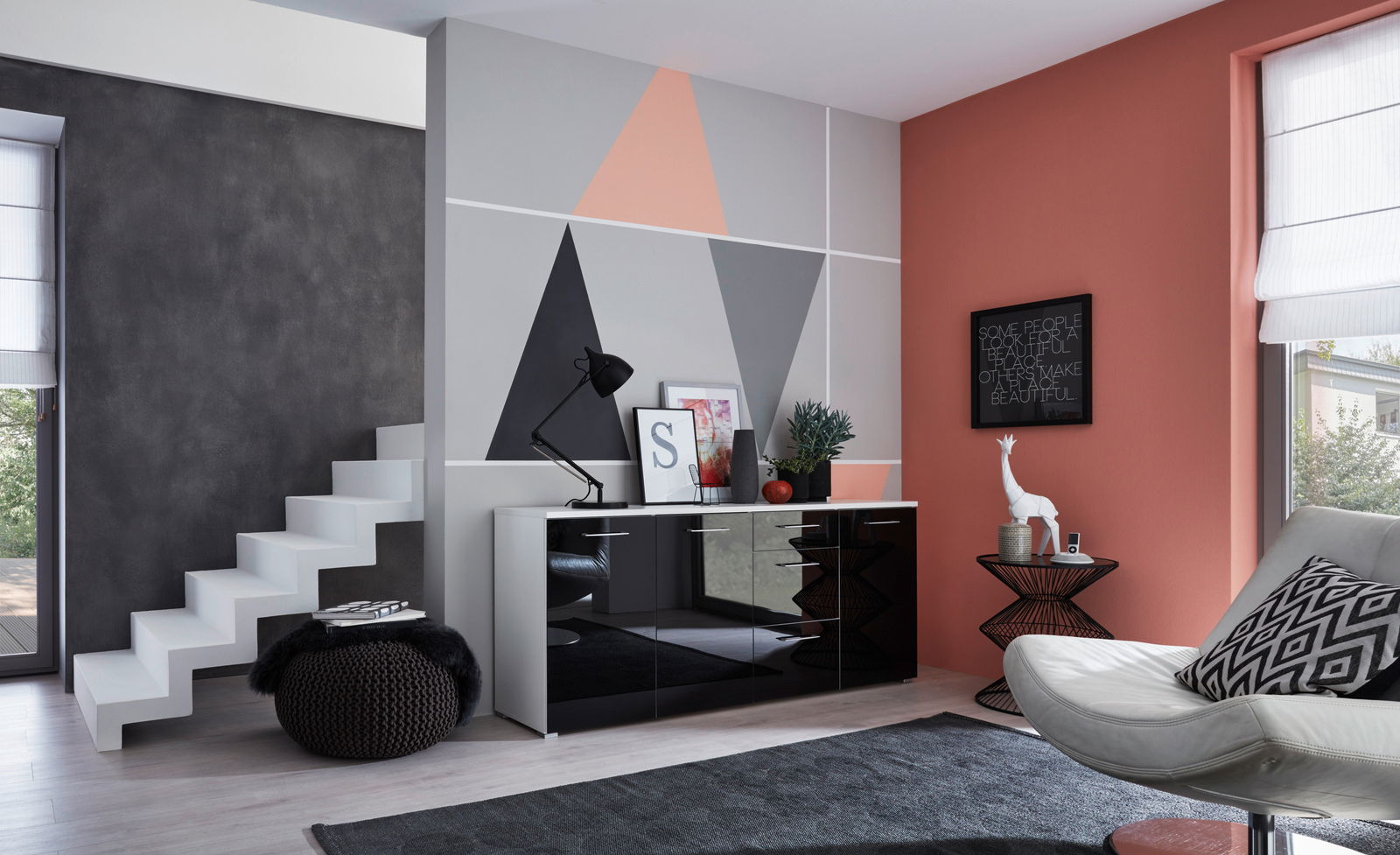 Modernes Sideboard in einem stilvollen Wohnzimmer, frontal betrachtet, mit schwarzer Hochglanzfront und dekorativen Accessoires.