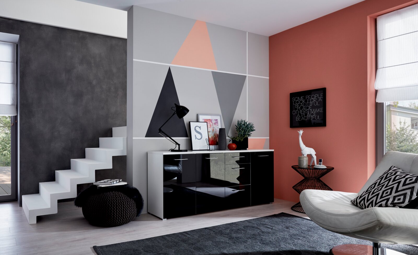 XORA Sideboard DANIEL Modernes Sideboard in einem stilvollen Wohnzimmer, frontal betrachtet, mit schwarzer Hochglanzfront und dekorativen Accessoires.