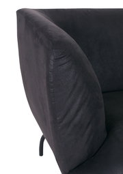 Nahaufnahme eines schwarzen 2-Sitzer Sofas mit Fokus auf die Armlehne von der Seite.