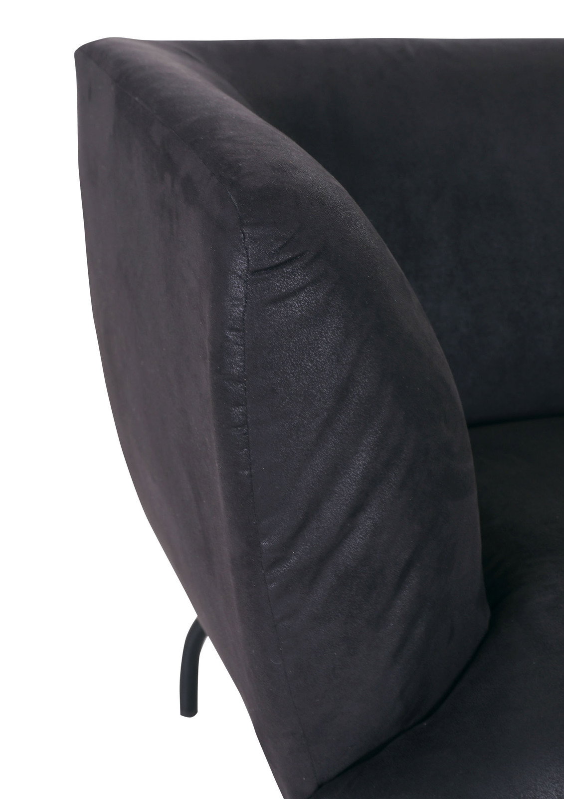 Nahaufnahme eines schwarzen 2-Sitzer Sofas mit Fokus auf die Armlehne von der Seite.