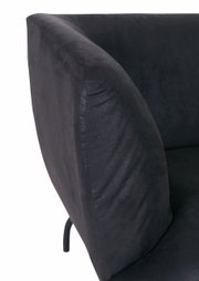 Nahaufnahme eines schwarzen 2-Sitzer Sofas mit Fokus auf die Armlehne von der Seite.