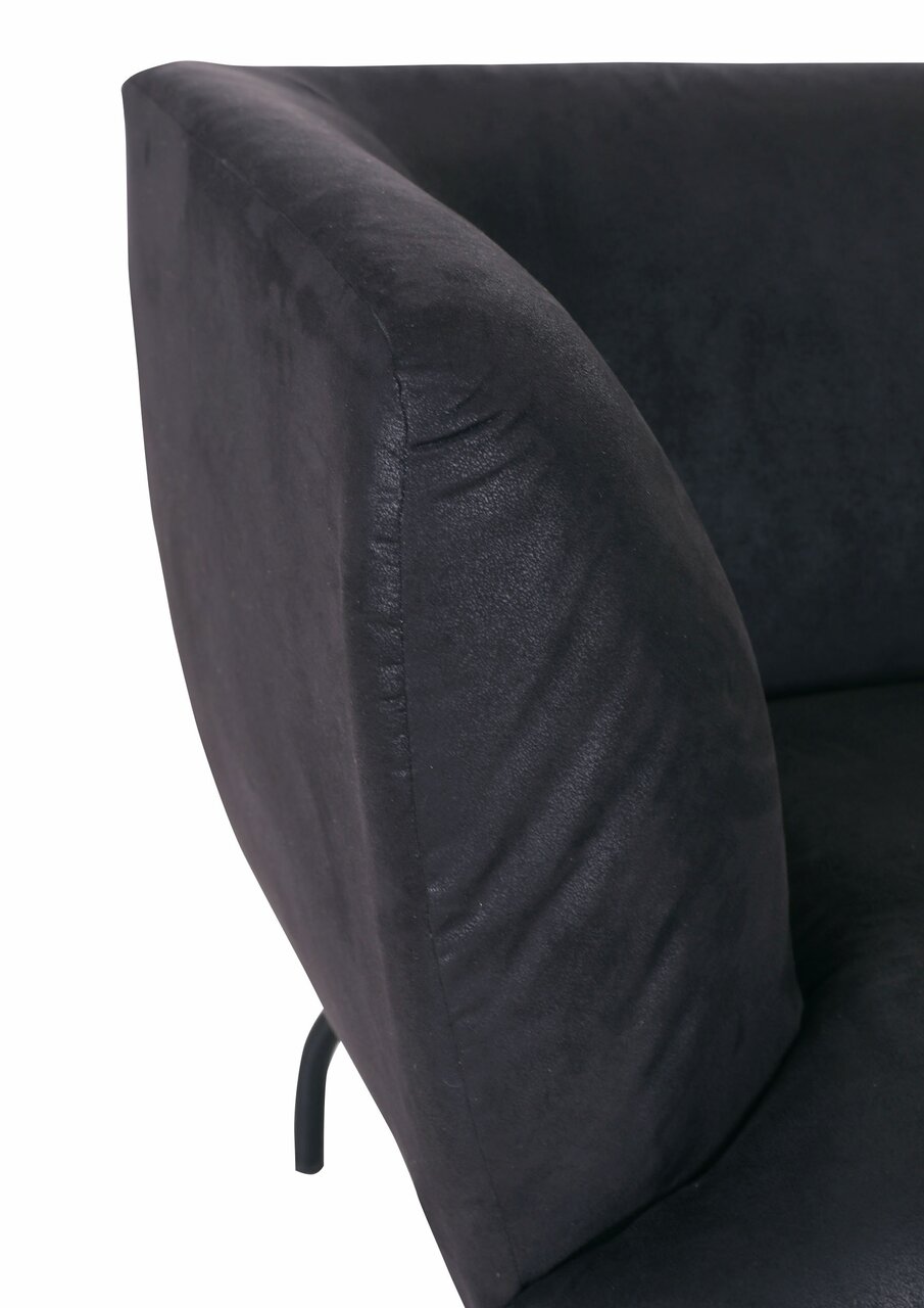 Nahaufnahme eines schwarzen 2-Sitzer Sofas mit Fokus auf die Armlehne von der Seite.