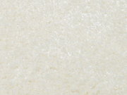 Nahaufnahme eines cremeweißen Uni-Teppichs mit weicher, flauschiger Textur.