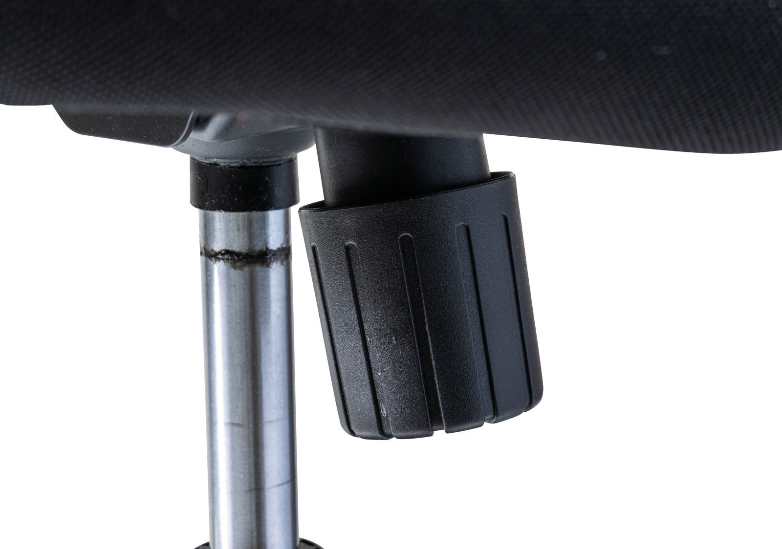 Nahaufnahme eines Drehstuhls mit Fokus auf die Höhenverstellung aus seitlicher Perspektive.