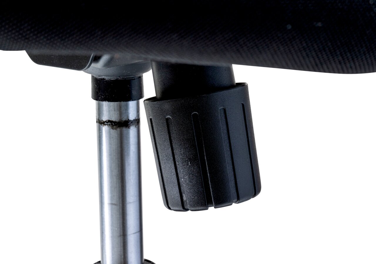 Nahaufnahme eines Drehstuhls mit Fokus auf die Höhenverstellung aus seitlicher Perspektive.