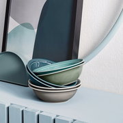 Stapel von Schalen in verschiedenen Grüntönen, seitliche Perspektive