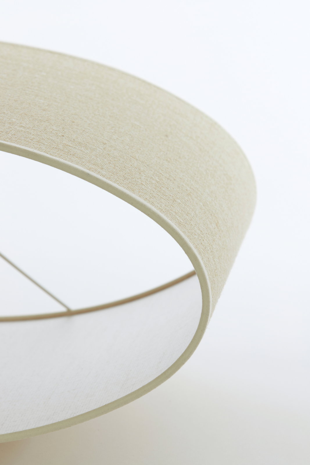 Ovaler, gerader Lampenschirm aus Stoff in Nahaufnahme, seitliche Perspektive