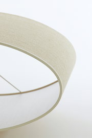 Ovaler, gerader Lampenschirm aus Stoff in Nahaufnahme, seitliche Perspektive