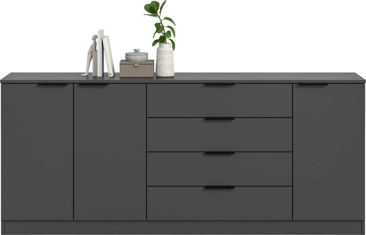 Modernes, dunkelgraues Sideboard mit zwei Türen und vier Schubladen, flacher Ablage mit Deko (Bücher, Box, Vase mit Pflanze), frontale Ansicht auf weißem Hintergrund.