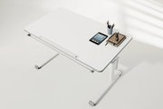Moderner weißer Schreibtisch von oben, mit Tablet, Notizbuch, Brille und Stiftehalter.