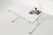 Moderner weißer Schreibtisch von oben, mit Tablet, Notizbuch, Brille und Stiftehalter.