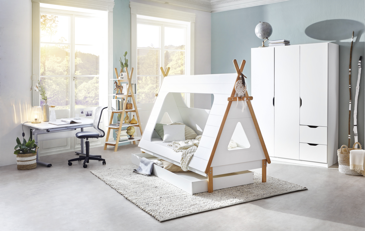 Kinderzimmer mit einem weißen Tipi-Bett, das eine Schublade oder ein Gästebett enthält, in einer hellen und modernen Umgebung. Perspektive von der Seite.