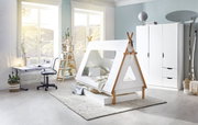 Kinderzimmer mit einem weißen Tipi-Bett, das eine Schublade oder ein Gästebett enthält, in einer hellen und modernen Umgebung. Perspektive von der Seite.